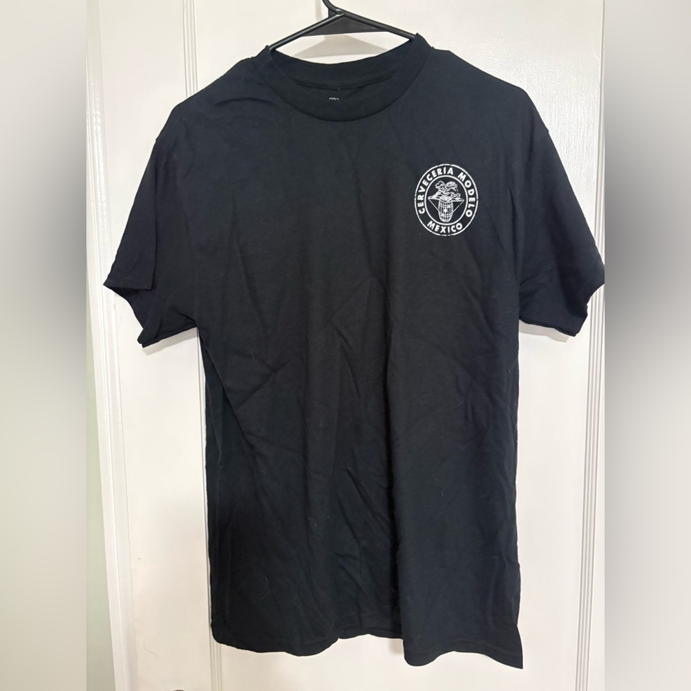 Modelo Black Graphic T-Shirt